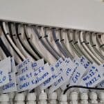 Prehľadné označenie kabeláže v rozvádzači administratívnej budovy