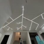 Dizajnové líniové LED osvetlenie v administratívnej budove