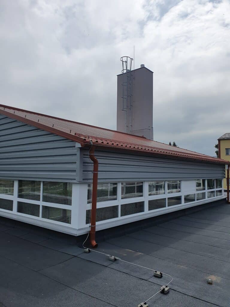 Realizácia bleskozvodu na telocvični v Rajci. Montáž zachytávacej sústavy, zvodov a uzemnenia v súlade s normami STN.