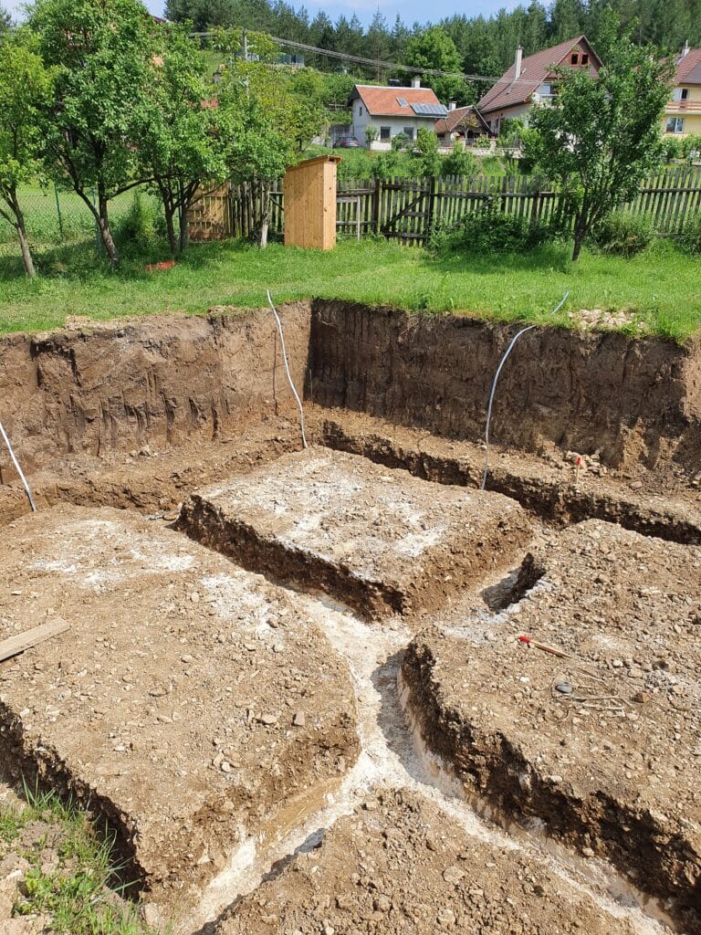 uloženie prívodných káblov do základových rýh pred betonážou základov.